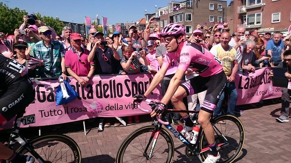 Giro 2016 inscription stage 2 39 By Simone Bandener (Simone Bandener) [CC BY-SA 4.0 (https://creativecommons.org/licenses/by-sa/4.0)], via Wikimedia Commons